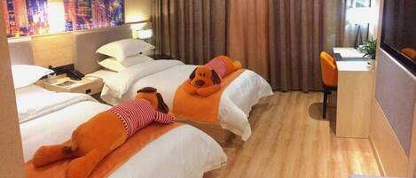 Escritorio, cortinas blackout y wifi gratis