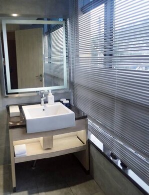 Shower, free toiletries, hair dryer, slippers - Shuangfa Hotel Chengdu East Station (Chengdu)