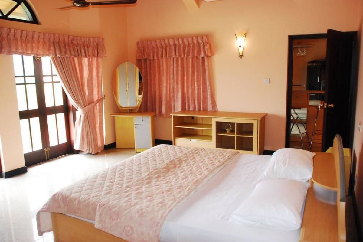 Soundproofing, free WiFi, bed sheets