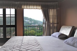 Soundproofing, free WiFi, bed sheets