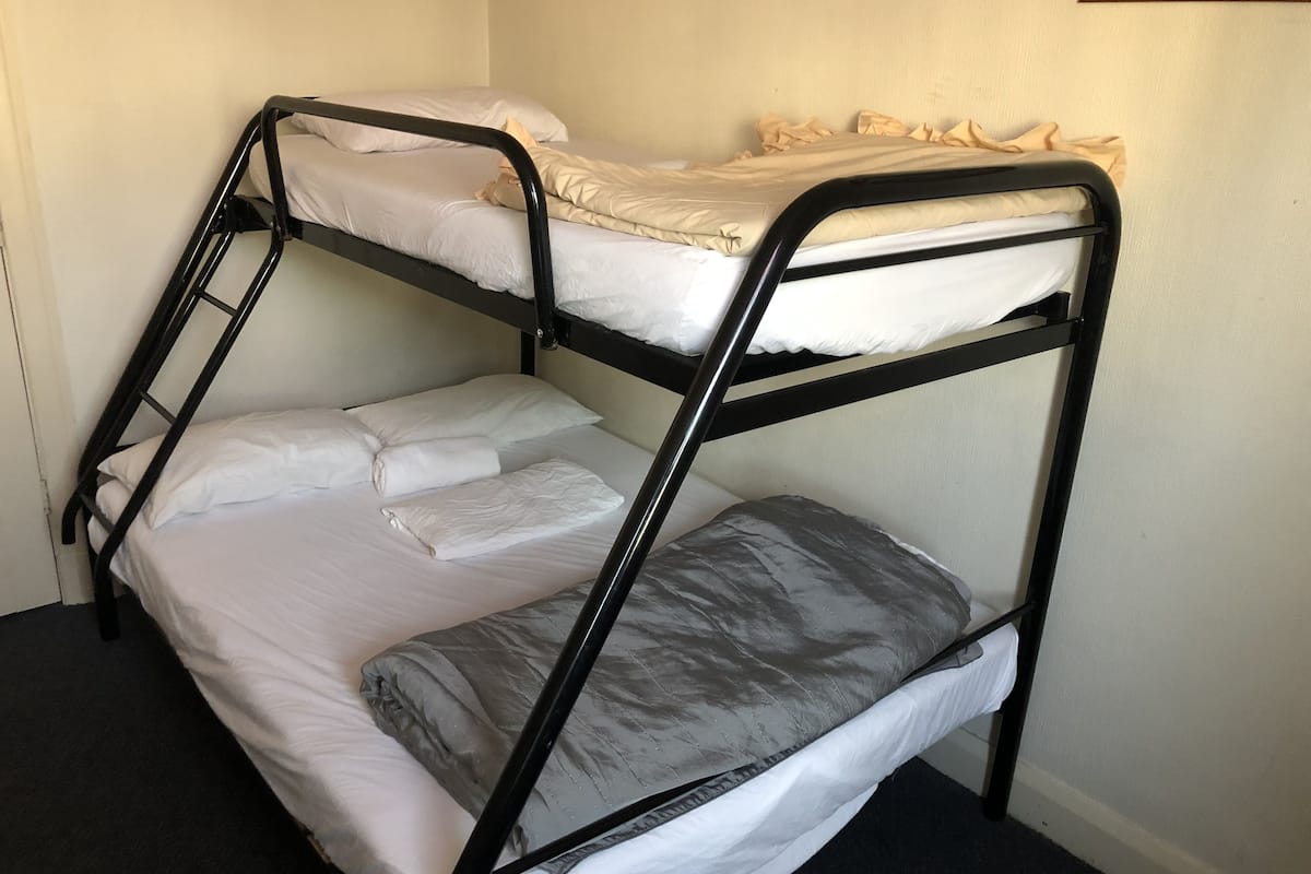 Dreibettzimmer, Gemeinschaftsbad | Zimmersafe