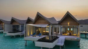 Waterbungalows met privézwembaden, houten architectuur en glazen omheiningen.