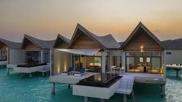 Overwater Pool Villa - Lagoon | Memory foam-madrasser, minibar och värdeförvaringsskåp på rummet