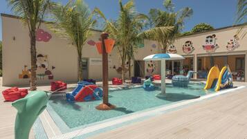 2 outdoor pools, free cabanas, pool umbrellas
