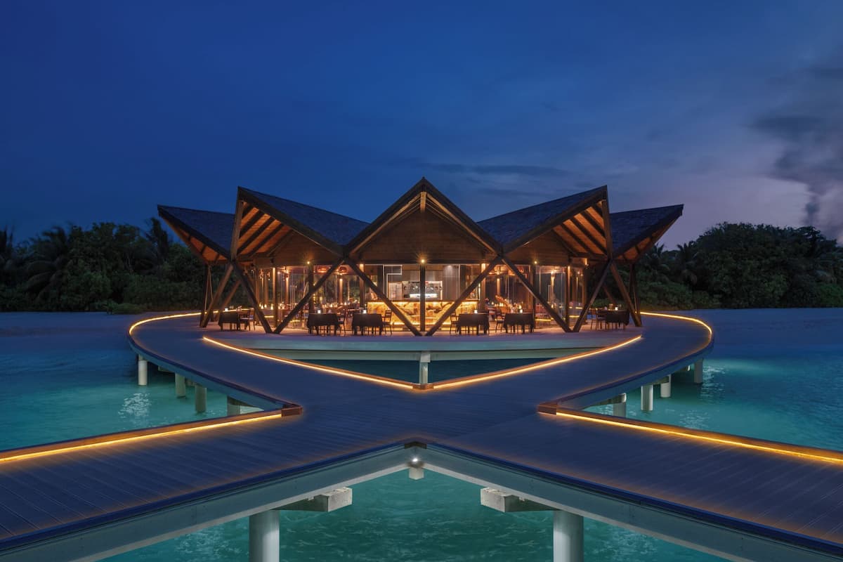 3 restaurants, breakfast, lunch, dinner served; international cuisine