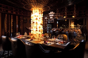 3 restaurants, breakfast, lunch, dinner served; international cuisine