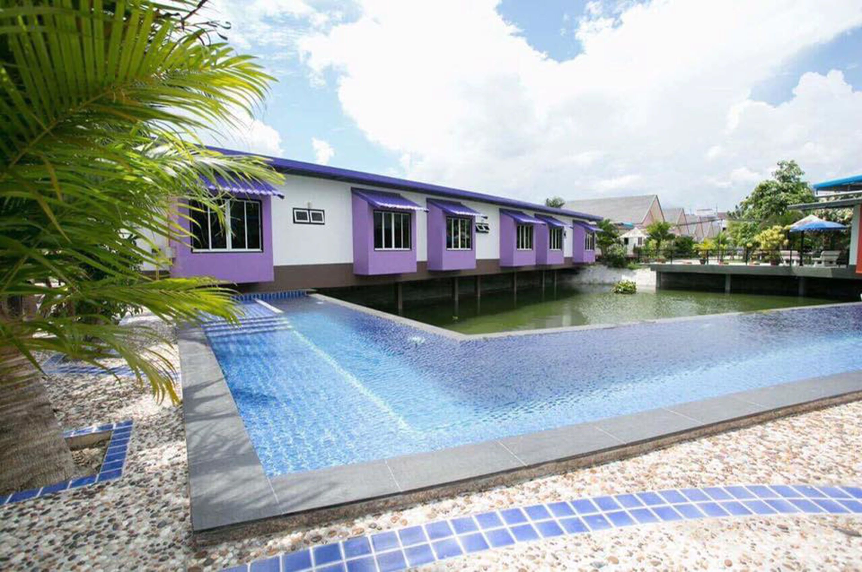 สระว่ายน้ำกลางแจ้ง