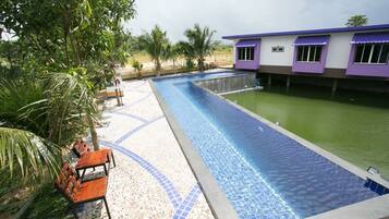 Una piscina al aire libre