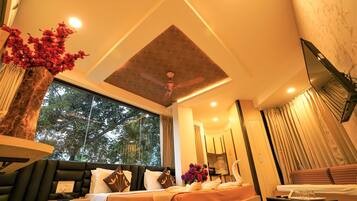 Elite Studio, 1 Bedroom, Accessible, Kitchenette | Egyptian cotton sheets, premium bedding, memory-foam beds