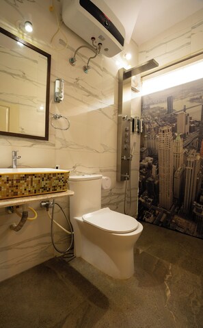 Studio Elite - 1 sovrum - tillgänglighetsanpassat - pentry | Badrum | Badkar/dusch, regndusch, gratis toalettartiklar och hårtork