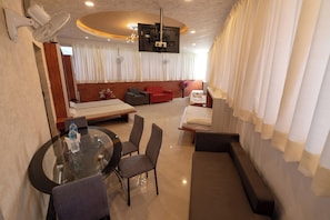 Penthouse Panorama, 2 kamar tidur, lemari es & microwave, pemandangan kebun | Dapur pribadi | Lemari es, microwave, ketel listrik, dan peralatan masak/sendok-piring
