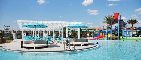 Villa familiar, varias habitaciones, en la zona del jardín | Piscina | Una piscina al aire libre de temporada, sombrillas, tumbonas