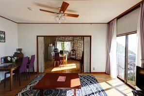 منزل عائلي - ٣ غرف نوم - لغير المدخنين - بمنظر للمحيط | غرفة المعيشة | تلفزيون بشاشة مسطحة