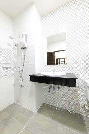 Shower, free toiletries