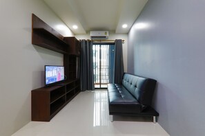 Standard Triple Room | Living area | Flat-screen TV