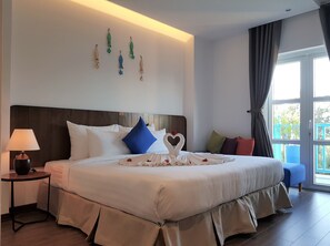 Minibar, in-room safe, desk, blackout curtains - Santori Hotel Danang Bay (Da Nang)