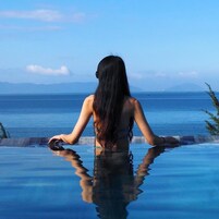 Piscina externa, funciona das 6h às 22h, espreguiçadeiras