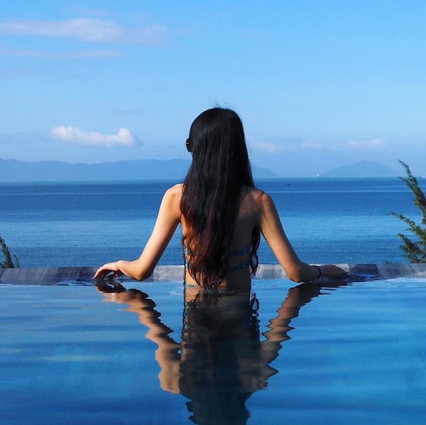 Piscina externa, funciona das 6h às 22h, espreguiçadeiras