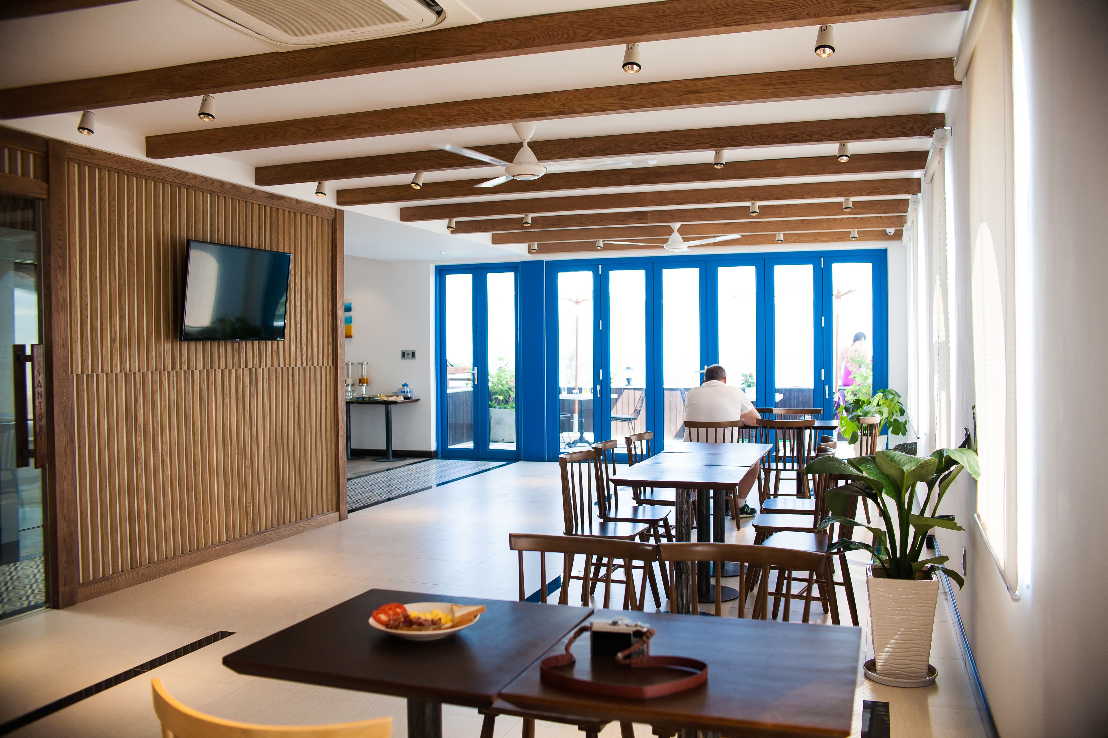 حيث تُقدم وجبات الإفطار، الغداء، العشاء، خيارت الطبخ المحلي والعالمي