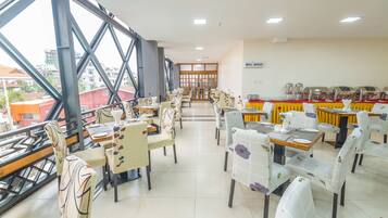 Free daily English breakfast