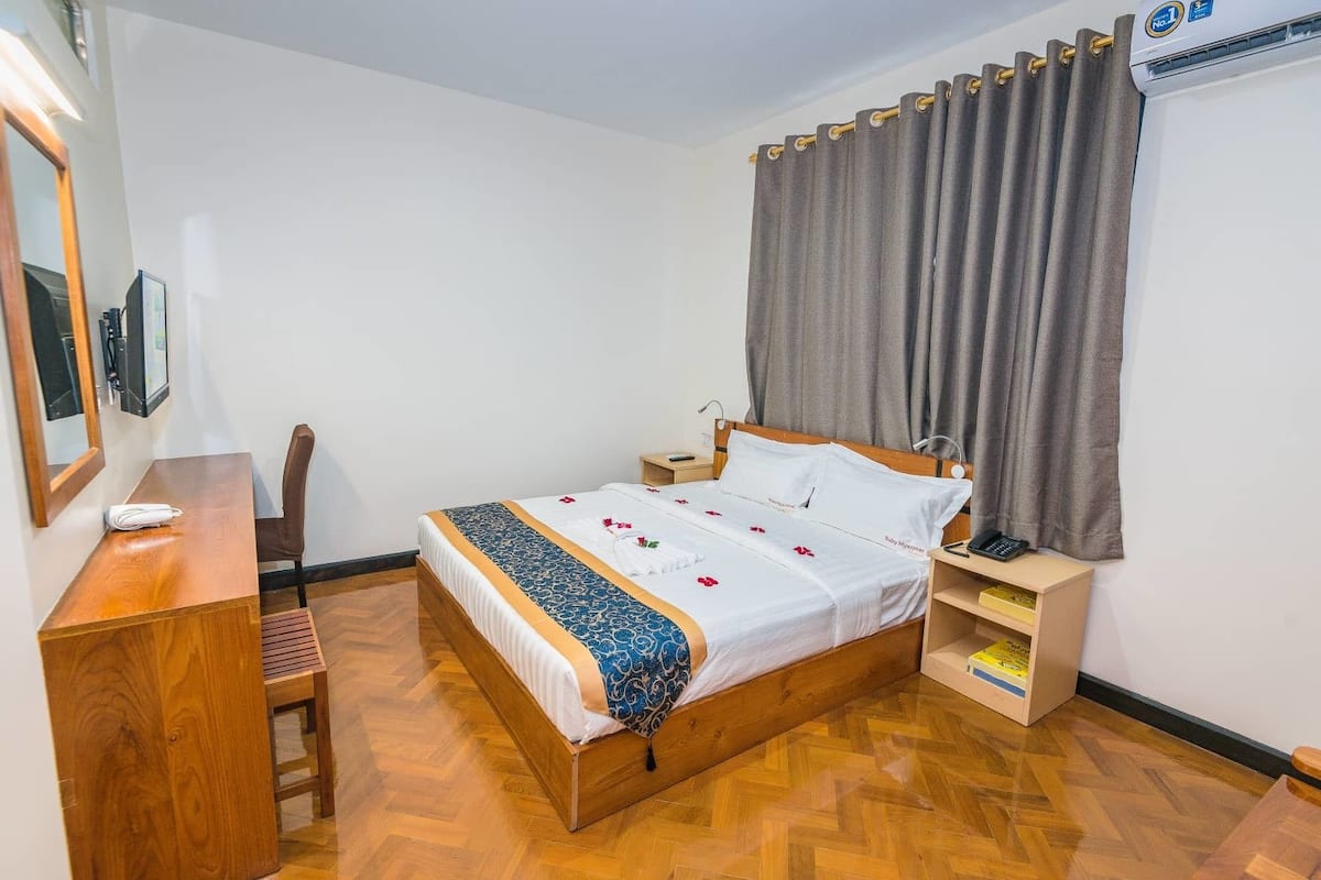 Kamar Deluks | 1 kamar tidur, minibar, brankas, dan meja kerja