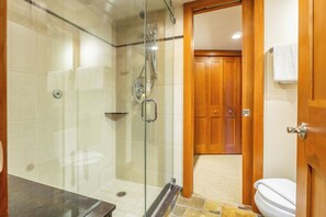 Bathtub, hair dryer, towels - Prime Mountain View! Pool, Walk-to-Ski, sleeps 6 (509) (Whistler)