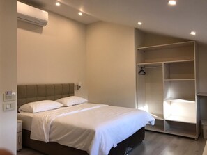 スタンダード ロフト キングベッド 1 台 | 高級寝具、ミニバー、防音設備、WiFi (無料)