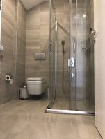 Ducha, artículos de tocador gratuitos, secador de pelo, pantuflas