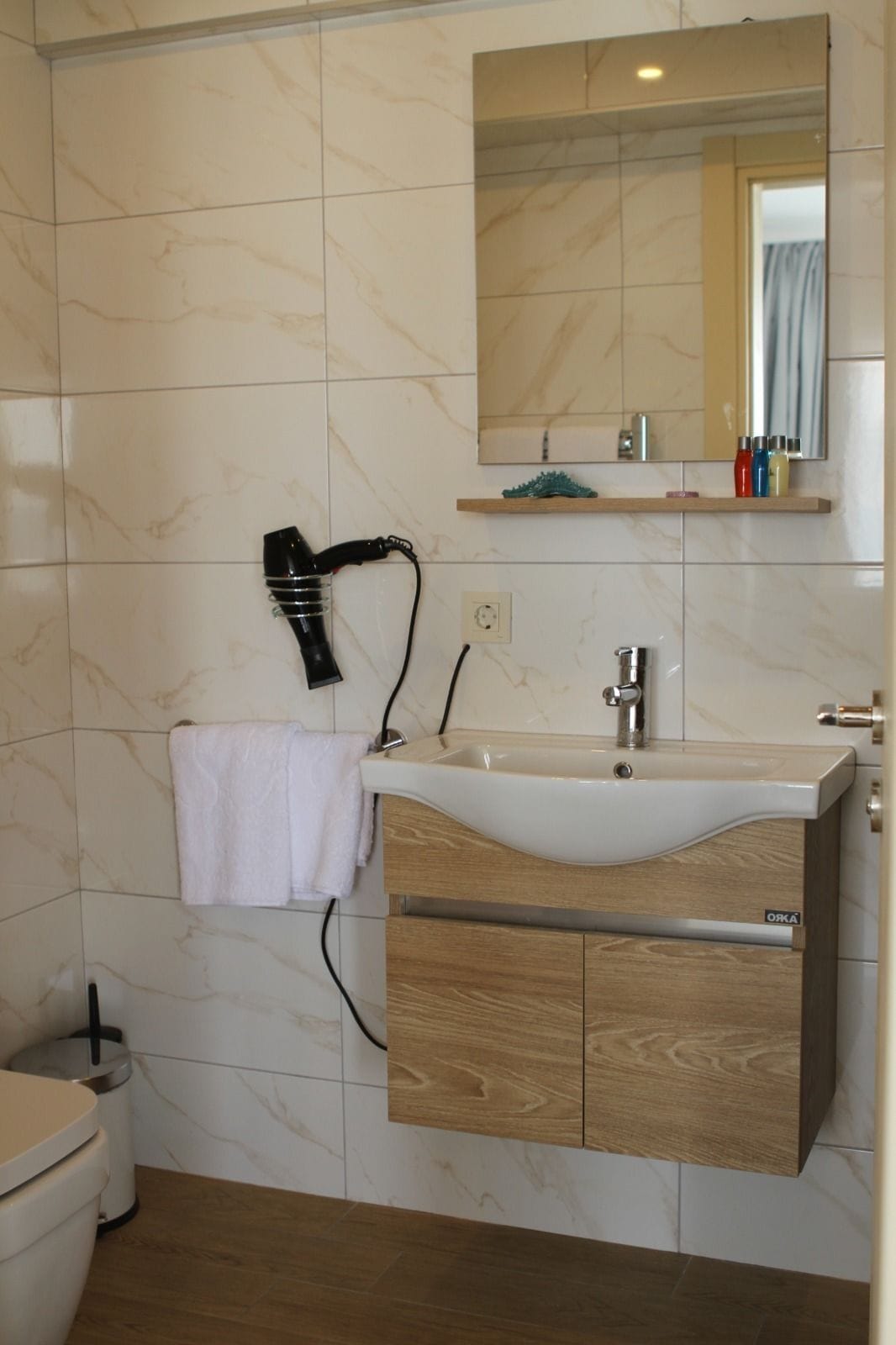 basic room, 1 queen bed, non smoking | bathroom | shower, free toiletries, hair dryer, slippers