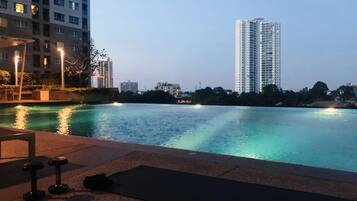 สระว่ายน้ำกลางแจ้ง