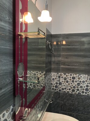 Standardenkeltværelse | Badeværelse | Bruser, gratis toiletartikler