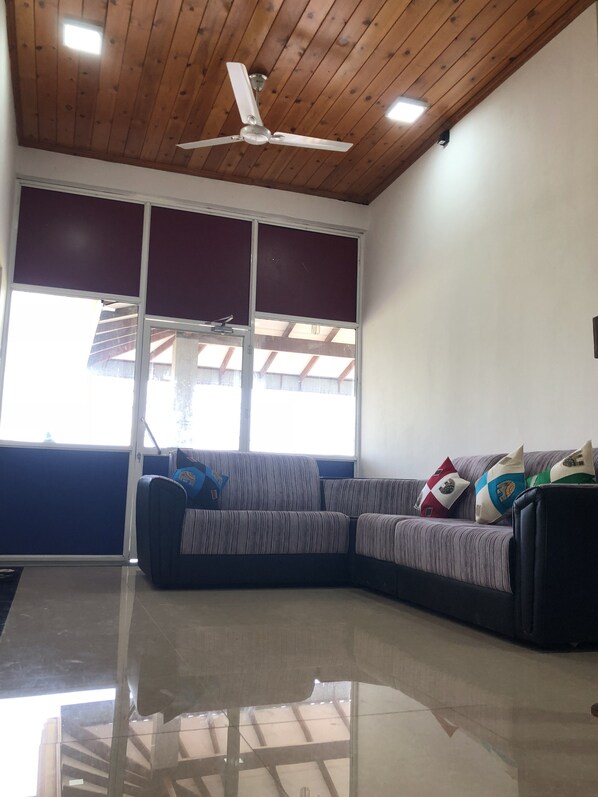 Standard Single Room | Living area | Flat-screen TV