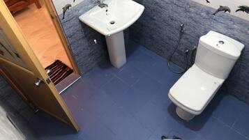 Standard Single Room | Bathroom | Shower, free toiletries