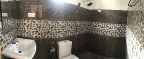 Shower, free toiletries