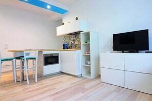 Appartement, 1 chambre, fumeur, balcon | Cuisinette privée | Réfrigérateur grande capacité avec congélateur, four à micro-ondes