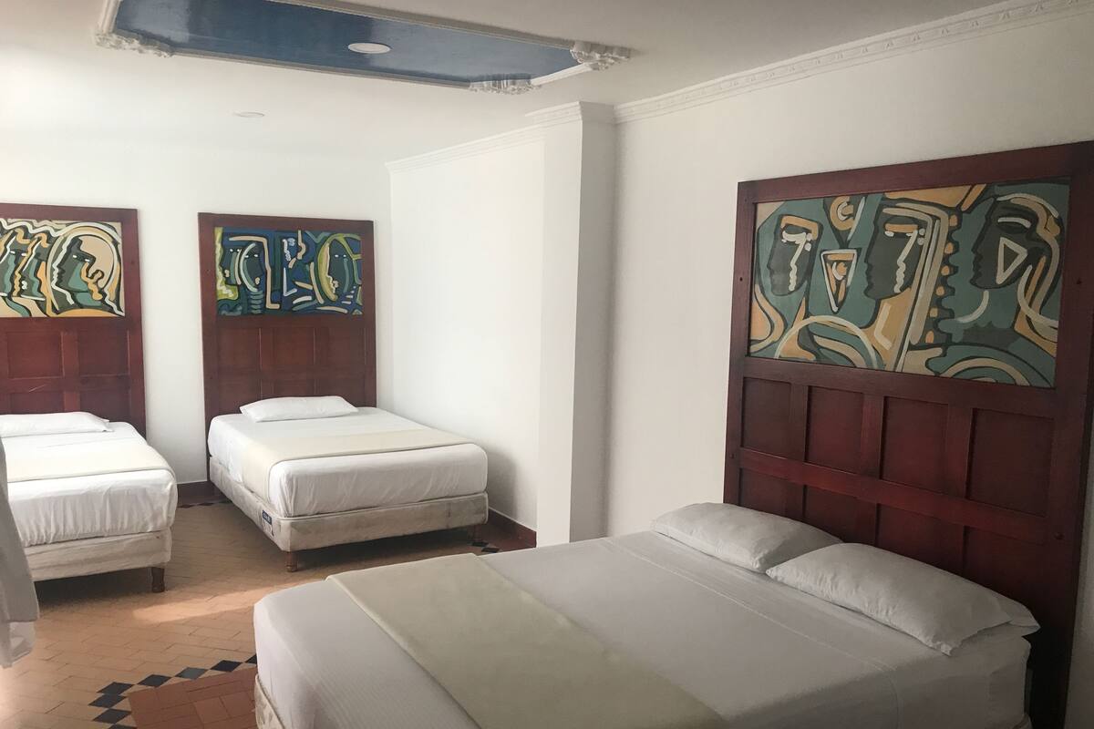 Hochwertige Bettwaren, laptopgeeigneter Arbeitsplatz