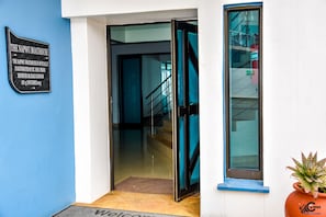 L’entrée d’un bâtiment est signalée par une plaque indiquant qu’il s’agit du « Napw Boathouse », inauguré par Son Altesse Royale, l’honorable Premier ministre, le Dr Hagee Gengor.