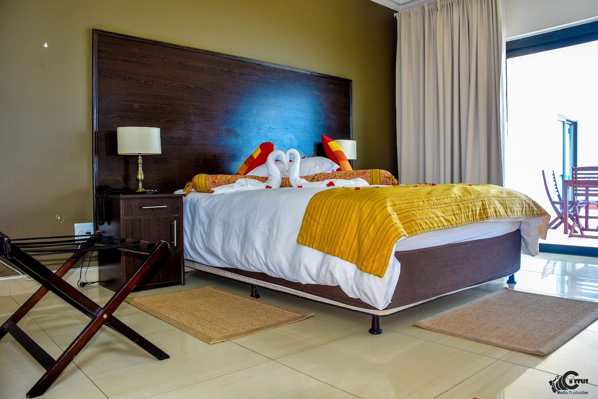 Habitación doble | Ropa de cama de alta calidad, caja fuerte, decoración individual