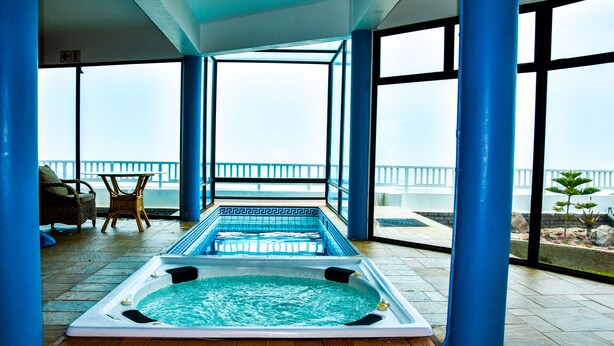 Bathtub spa indoor