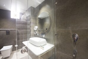 Monolocale Deluxe | Bagno | Asciugacapelli, accappatoio, pantofole, asciugamani