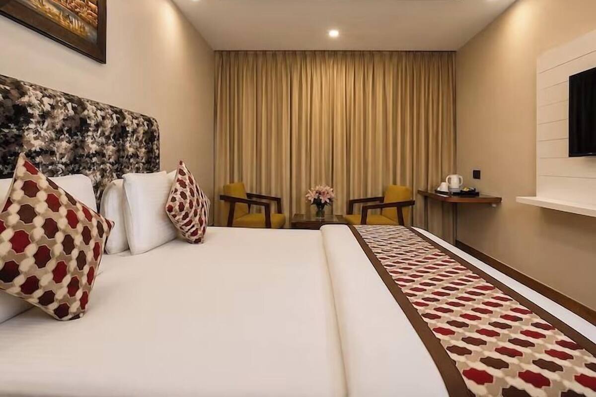 Deluxe Studio | Premium bedding, memory foam beds, minibar, in-room safe