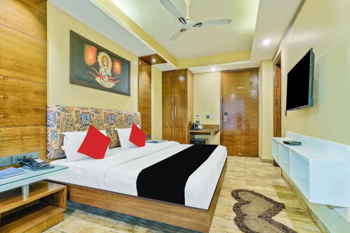 Suite Room with hot tub | Premium bedding, memory foam beds, minibar, in-room safe