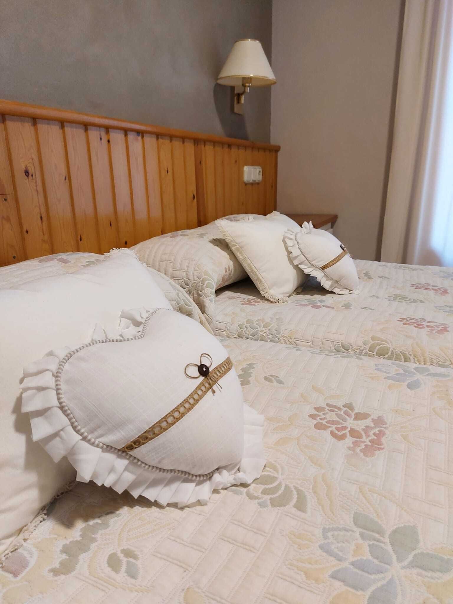 basic twin room | free wifi, bed sheets