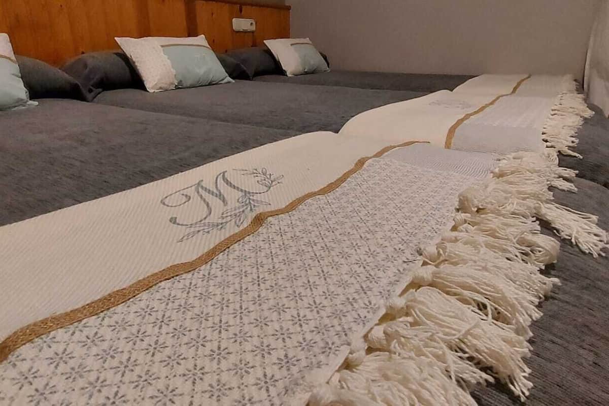 Triple Room | Free WiFi, bed sheets