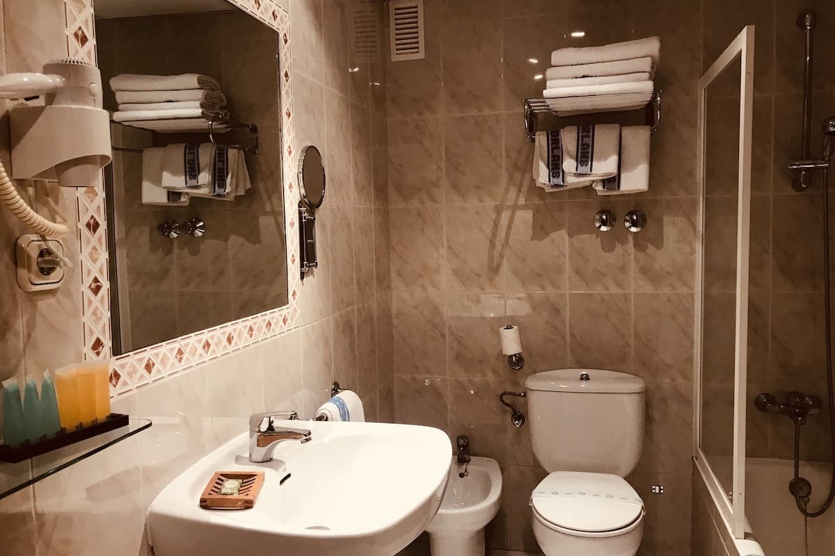 triple room | bathroom | free toiletries, towels