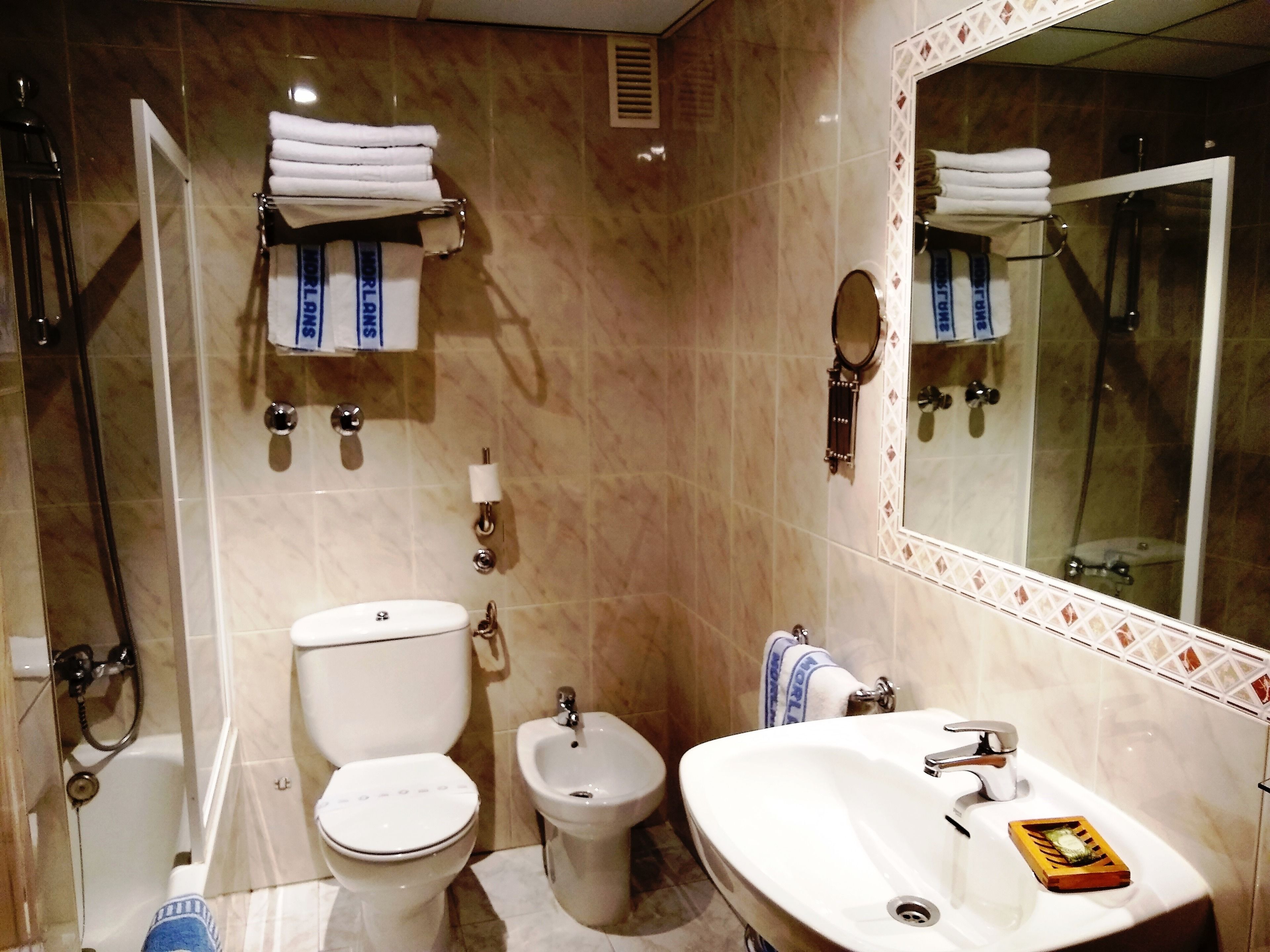 quadruple room | bathroom | free toiletries, towels