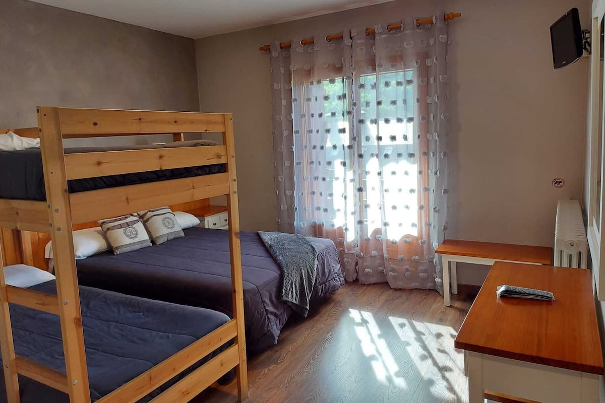 Quadruple Room | Free WiFi, bed sheets