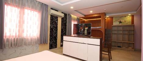 Desk, blackout curtains, soundproofing, free WiFi