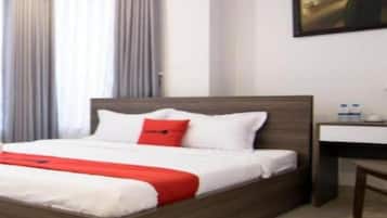 Deluxe Room | Desk, blackout drapes, soundproofing, free WiFi