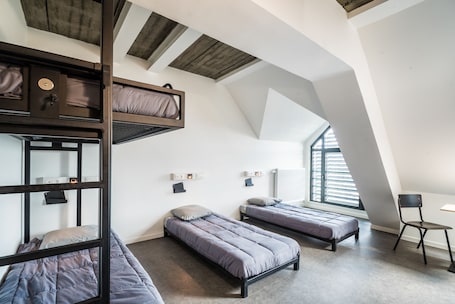 Decoración individual, mobiliario individual, cortinas opacas. Auberge Jeunesse Charleroi Youth Hostel